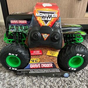 Grave Digger RC Truck 1:15 scale NIB